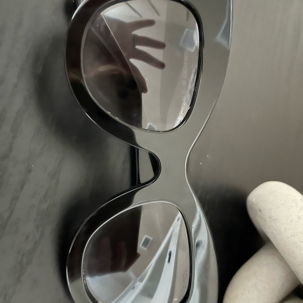 Chic Black Sunglasses - image 1